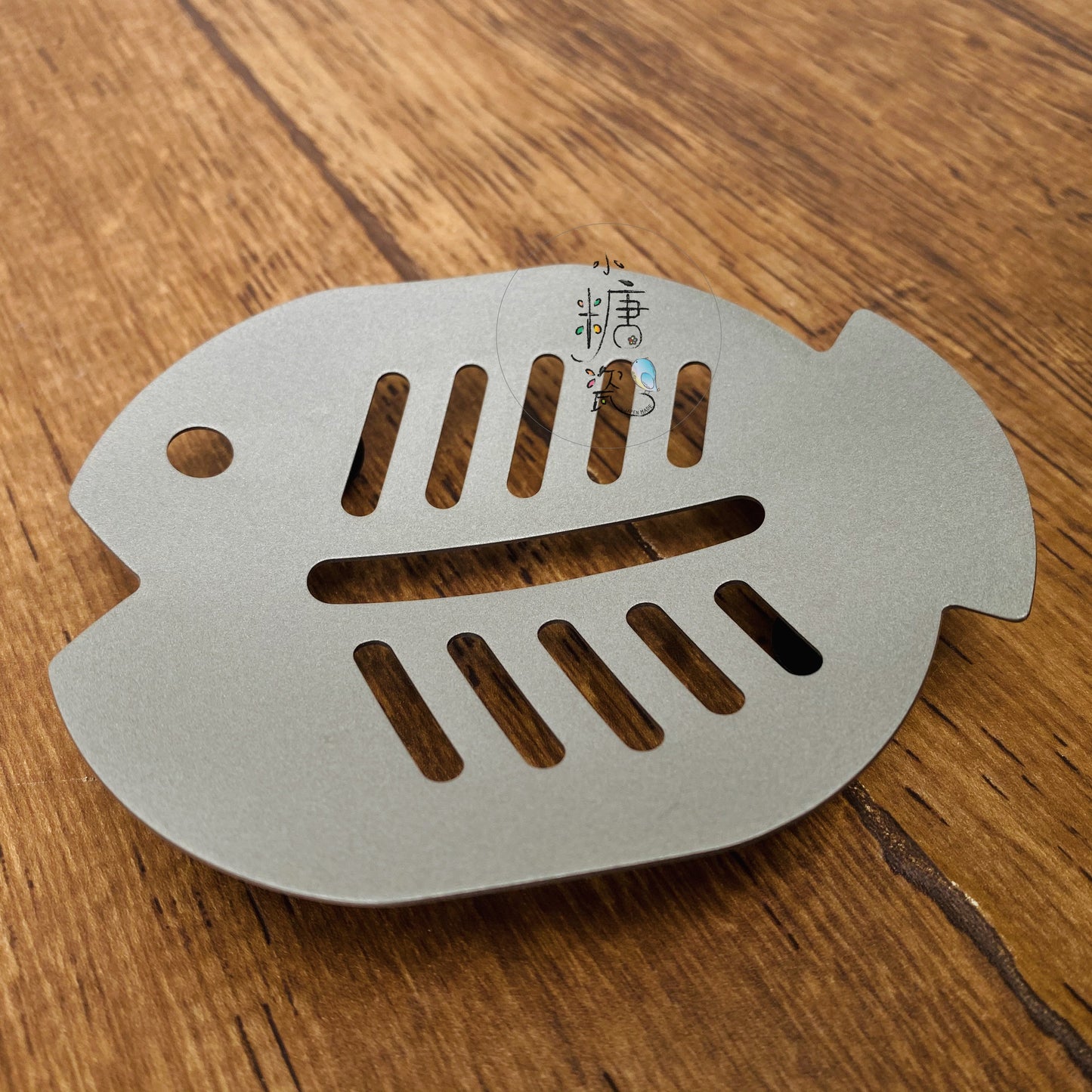 小糖瓷｜日本製 🈴️ [新潟縣] 不鏽鋼磨砂灰魚兒游游肥皂盤/糖果小盤/名片碟